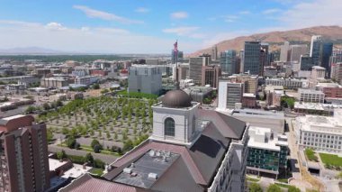 Salt Lake City 'nin büyüleyici hava fotoğrafçılığını keşfedin, etkileyici siluetini, modern mimarisini ve izleyicileri ve turistleri cezbeden büyüleyici manzaralarını vurgulayın.