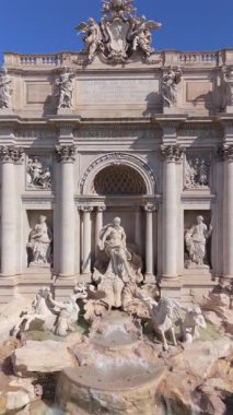 Roma 'daki Trevi Çeşmesi' nin göz kamaştırıcı güzelliği, Roma 'daki karmaşık heykelleri ve akan sularıyla Barok başyapıtı, dünya çapında cazibesini ve sanatını takdir eden ziyaretçileri cezbediyor.