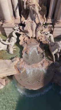 Güzel Roma 'da bulunan ikonik Trevi Çeşmesi' nin özünü yansıtan çarpıcı hava manzaraları güzel, akan suların yanında karmaşık heykellerini sergiliyor. İtalya