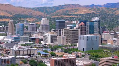 Utah, Salt Lake City 'nin çarpıcı hava manzarası etkileyici siluetini, mimarisini ve keşfedilmeye değer güzel bir manzara yaratan güzel dağlarını gözler önüne seriyor.