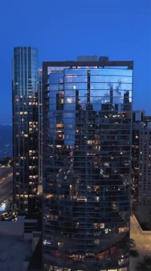 Şikago 'nun göz kamaştırıcı gece silueti görüntülerini izleyin. Aydınlatılmış gökdelenleri ve eşsiz bir keşif için şehrin canlı şehir atmosferini vurgulayın.