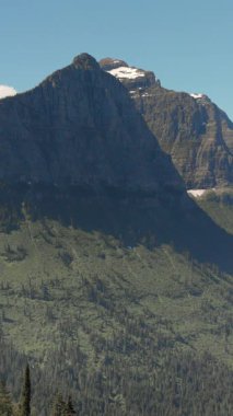Buzul Ulusal Parkı 'nın nefes kesen manzaralarını keşfedin. Görkemli dağlar, yemyeşil ve dingin gökyüzü ruhu büyüleyen unutulmaz bir doğa deneyimi yaratıyor.