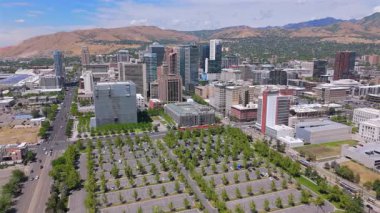 Utah 'taki Salt Lake City' nin havadan görünüşü modern mimari ve güzel doğal manzaralarla dolu parlak siluetini sergiliyor ve ziyaretçilerin ve sakinlerin keşfetmesi ve tadını çıkarması için pitoresk bir yer oluşturuyor.