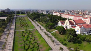 Marquis do Pombal Meydanı 'nın nefes kesen hava manzarası yemyeşil, kendine özgü düzenini ve Lizbon, Portekiz' in kalbini güzel bir şekilde tanımlayan olağanüstü mimarisini gözler önüne seriyor.