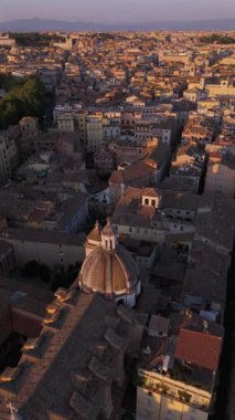 Havadan alınan görüntüler Roma 'nın altın saatinde büyüleyici şehir manzarasını gözler önüne seriyor. Tarihi mimarisini ve canlı atmosferini vurguluyor. Bu ikonik şehrin özünü yakalıyor.