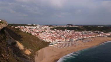 Nazare, Portekiz 'in nefes kesici hava manzaralarını keşfedin, çarpıcı plajlarını, ikonik dalgalarını ve resimsel manzarasını gösterin.