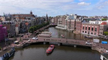 Çarpıcı hava görüntülerinde Amsterdam 'ın pitoresk kanalları ve eşsiz mimarisi sergileniyor. Her yerden ziyaretçilerin ilgisini çeken bu inanılmaz şehrin canlı özünü yakalıyorlar.