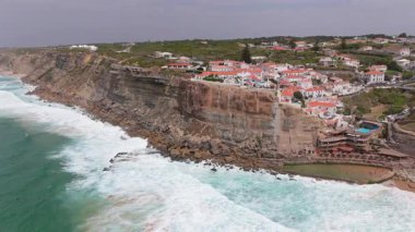 Doğanın inanılmaz manzaralarla buluştuğu Sintra, Lizbon 'un pitoresk bölgesinde bulunan büyüleyici bir kıyı köyü olan Azenhas Do Mar Sahili' nin nefes kesici güzelliğini keşfedin.