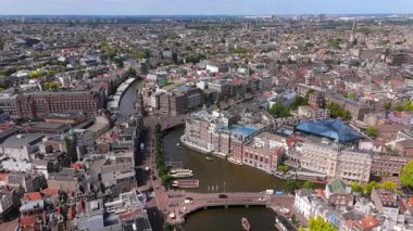 Amsterdam 'ın hava manzarası güzel kanallarını, yeşilliklerini ve eşsiz mimarisini sergiliyor ve onu küresel ziyaretçilerin ilgisini çeken büyüleyici manzaralarla mükemmel bir seyahat yeri haline getiriyor.