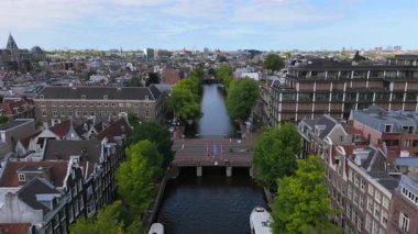 Hava görüntülerinde Amsterdam Hollanda ikonik kanalları ve yemyeşil kanalları her şeyin canlandığı büyüleyici bahar sezonunda bu muhteşem şehrin canlı atmosferini yakalıyorlar.