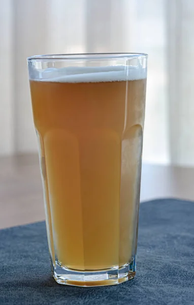 Facettiertes Glas Mit Einem Getränk Auf Dem Tisch Schöner Hintergrund — Stockfoto