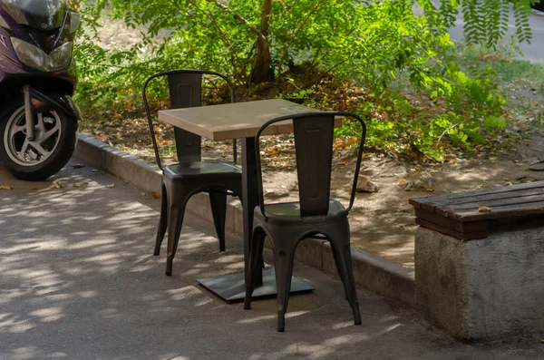 Gartentisch Mit Zwei Stühlen Freien — Stockfoto