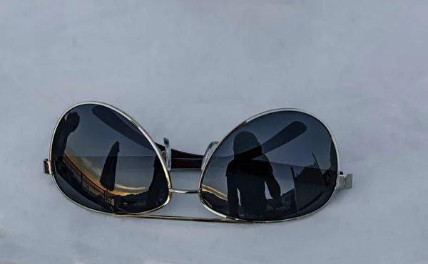 Sluneční Brýle Světlém Pozadí Brýlí Odraz Plážového Deštníku Siluety Muže — Stock fotografie