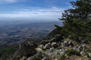 Kıbrıs Buffavento şatosundaki dağlardaki taş yolun manzarası.