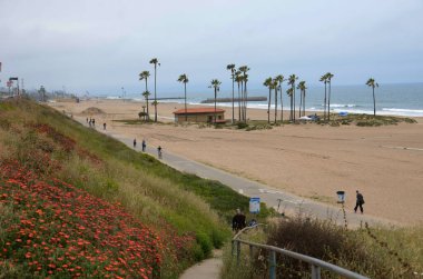 ABD California Los Angeles Limanı Eyalet Plajı 22 Mayıs 2023 Okyanus kıyısında gün batımında kıyıda beton bisiklet yolunda.