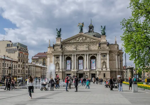 Ukrayna Lviv 28 Nisan 2023, Lviv 'deki opera binası, gösteriden önce parktan manzara.