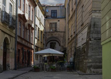 Ukrayna Lviv 28 Nisan 2023 Eski şehrin sokaklarında bulunan kafeler.