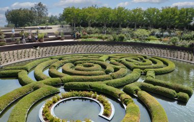 Los Angeles California Amerika 18 Mayıs 2023 Getty Müzesi Kaliforniya 'daki en büyük sanat müzesidir. Şelalenin aktığı göleti inanılmaz çalı çemberleri süsler.