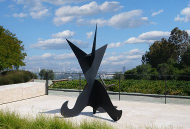 Getty Müzesi California 'nın en büyük sanat müzesidir. Havuzu muhteşem çalılıklar süsler..