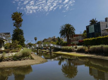 Kaliforniya 'daki Venedik Kanalları' nda muhteşem evler, tekneler, kıyılarda palmiye ağaçları.