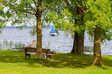 Yerel halkın Bavyera Denizi dediği Chiemsee Gölü 'ndeki sonbahar, Almanya' nın en büyük üçüncü gölüdür..