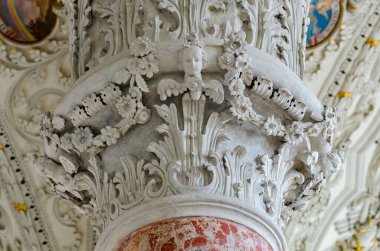 Dini sahneleri tasvir eden fresklerle süslenmiş bir tavan süslenmiş bir barok kilisesinin içinde.