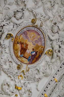 Dini sahneleri tasvir eden fresklerle süslenmiş bir tavan süslenmiş bir barok kilisesinin içinde.