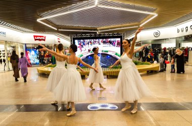 Ukrayna Kharkov 11 Aralık 2021 Beyaz elbiseli balerinler bir alışveriş merkezinde dans ederek festival havası yaratıyor..