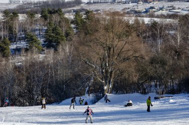 Ukrayna Kharkov 12.26.2021 Kış tatili bir kayak merkezinde kayak yapan ve snowboard yapan insanlar kış sporlarının ve temiz havanın keyfini çıkarıyorlar..