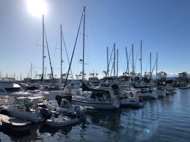 Marina del Rey 'deki iskeleye demirlemiş yatlar Los Angeles California' ya yelken açıyor..