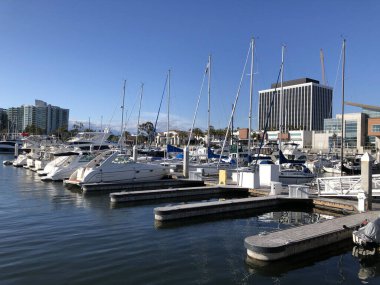 Marina del Rey 'deki iskeleye demirlemiş yatlar Los Angeles California' ya yelken açıyor..