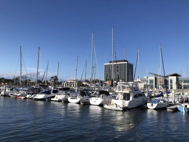 Marina del Rey 'deki iskeleye demirlemiş yatlar Los Angeles California' ya yelken açıyor..