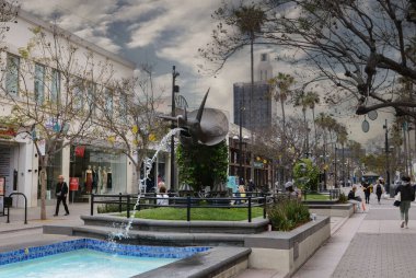 ABD Kaliforniya Santa Monica Bölgesi 17 Mayıs 2023 sıradışı modern sokak çeşmesi dinozor formunda.