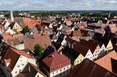 Almanya 'nın ortaçağ kenti Memmingen' in kırmızı gotik çatıları. Kilise çan kulesinden manzara