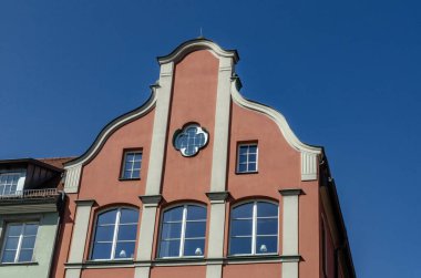 Yurt penceresi olan binanın pembe pedikürü fikri mülkiyet izni gerektirmiyor.