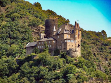 Katz Kalesi veya Burg Katz Almanya 'nın Rhineland-Palatinate bölgesinde yer alan St. Goarshausen kasabasının üzerindeki bir şato harabesidir.