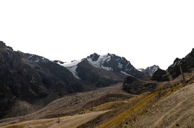 Saydam arkaplanda izole edilmiş dağ manzarası.