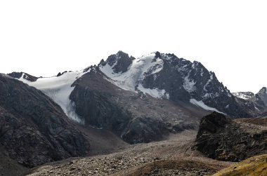 Saydam arkaplanda izole edilmiş dağ manzarası.