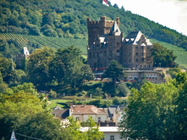Bingen, Rhineland-Palatinate, Almanya 'daki Ren nehri boyunca uzanan Klopp Kalesi manzarası.