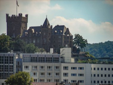 Bingen, Rhineland-Palatinate, Almanya 'daki Ren nehri boyunca uzanan Klopp Kalesi manzarası.