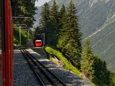 Fransız Alpleri, Fransa 'nın Chamonix köyünün en etkileyici yerlerinden biridir. Tren Chamonix 'in merkezinden Mer De Glace buz pateni pistine gidiyor..