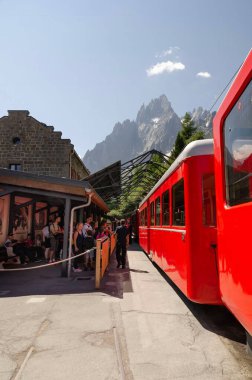 Fransa Chamonix Vadisi 26 Temmuz 2018 turist Montenvers yakınlarındaki tren istasyonunda duruyor..