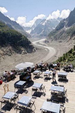 Fransa Chamonix Vadisi 26 Temmuz 2018. Buzul Montenvers Mar de Glace 'a inmek için teleferiğin üst istasyonunda bir kafe bulunan bir platform..