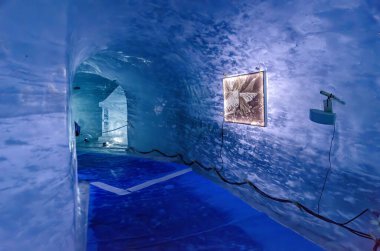 Buzul bir Montenvers üzerindeki buz mağarası Mar de Glace tünelleri turistler için buzun çekim alanının kalınlığını kesiyor..