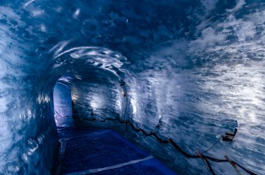 Buzul bir Montenvers üzerindeki buz mağarası Mar de Glace tünelleri turistler için buzun çekim alanının kalınlığını kesiyor..