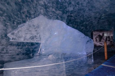 Buzul bir Montenvers üzerindeki buz mağarası Mar de Glace tünelleri turistler için buzun çekim alanının kalınlığını kesiyor..