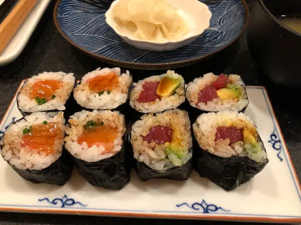 Geleneksel Japon Tabağı 'nda servis edilen ton balığı, somon, avokado ve soya soslu suşi ruloları..