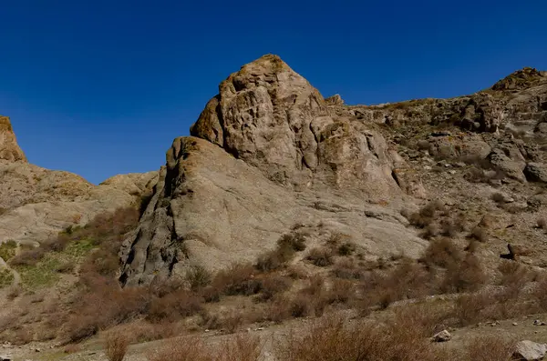 Kuru Dağ Vadisi 'nde Büyük Kaya oluşumu Açık Mavi Gök' ün altında.