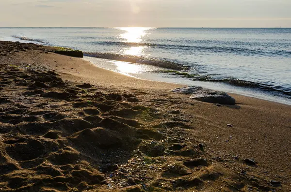 Huzur: Fontanka vahşi plajının ilkel çöl yamaçları.