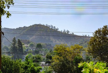 Glendale California, dağların ve elektrik tesisatlarının zemininde binaları olan tipik bir şehir manzarası..